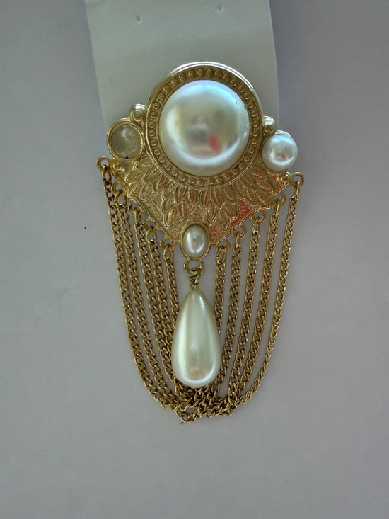 Vintage Jewelry - VINTAGE 80s Gold-Tone Pearl Fringe Statement Brooch
